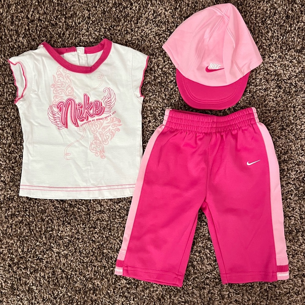 Like new infant pink Nike set…💕